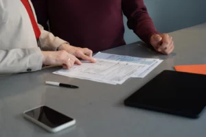 Deux personnes examinent des documents autour d’une table