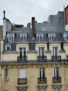 Façade et toits d’un immeuble résidentiel parisien.