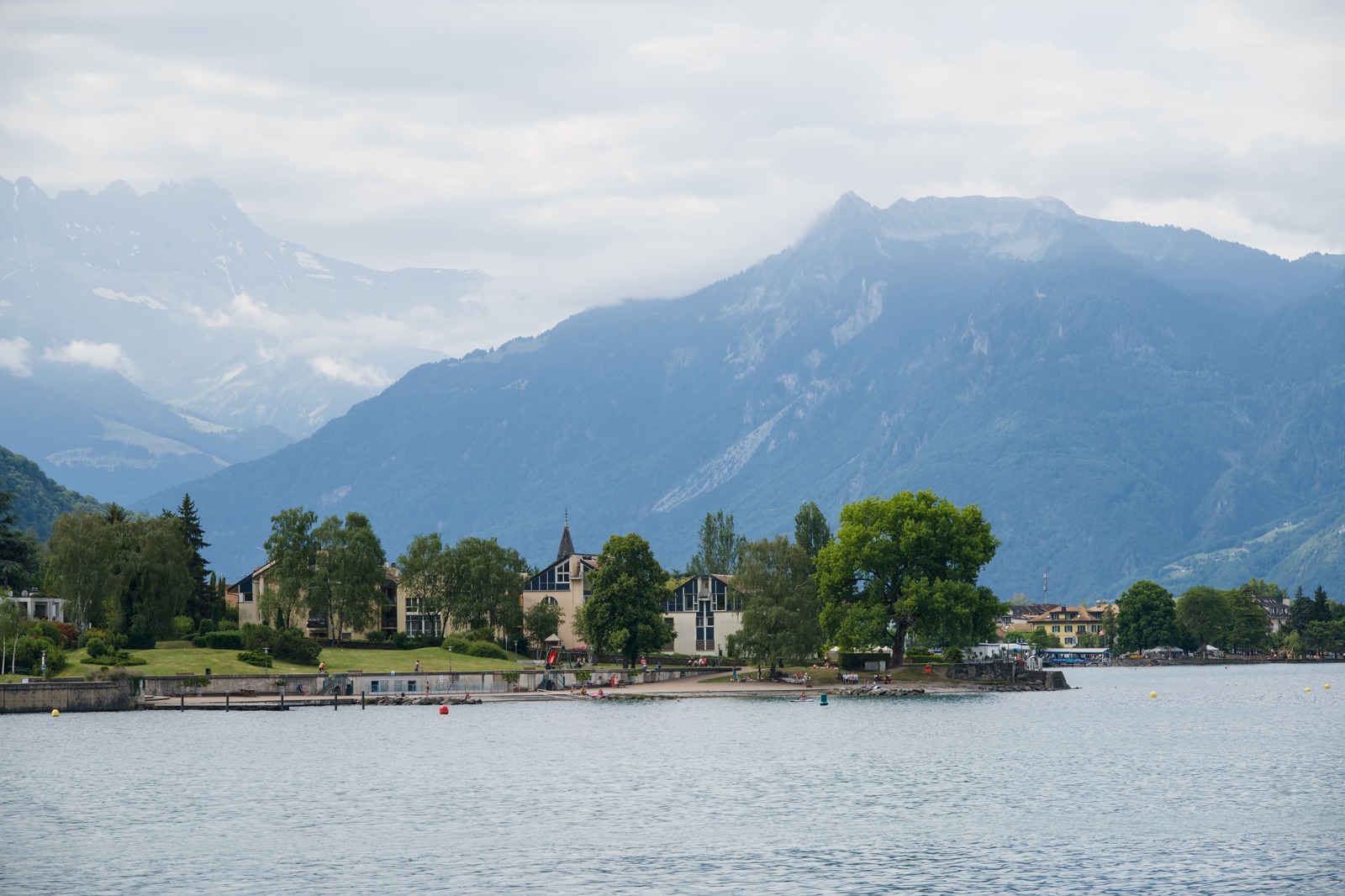 Le lac Léman et les Alpes suisses