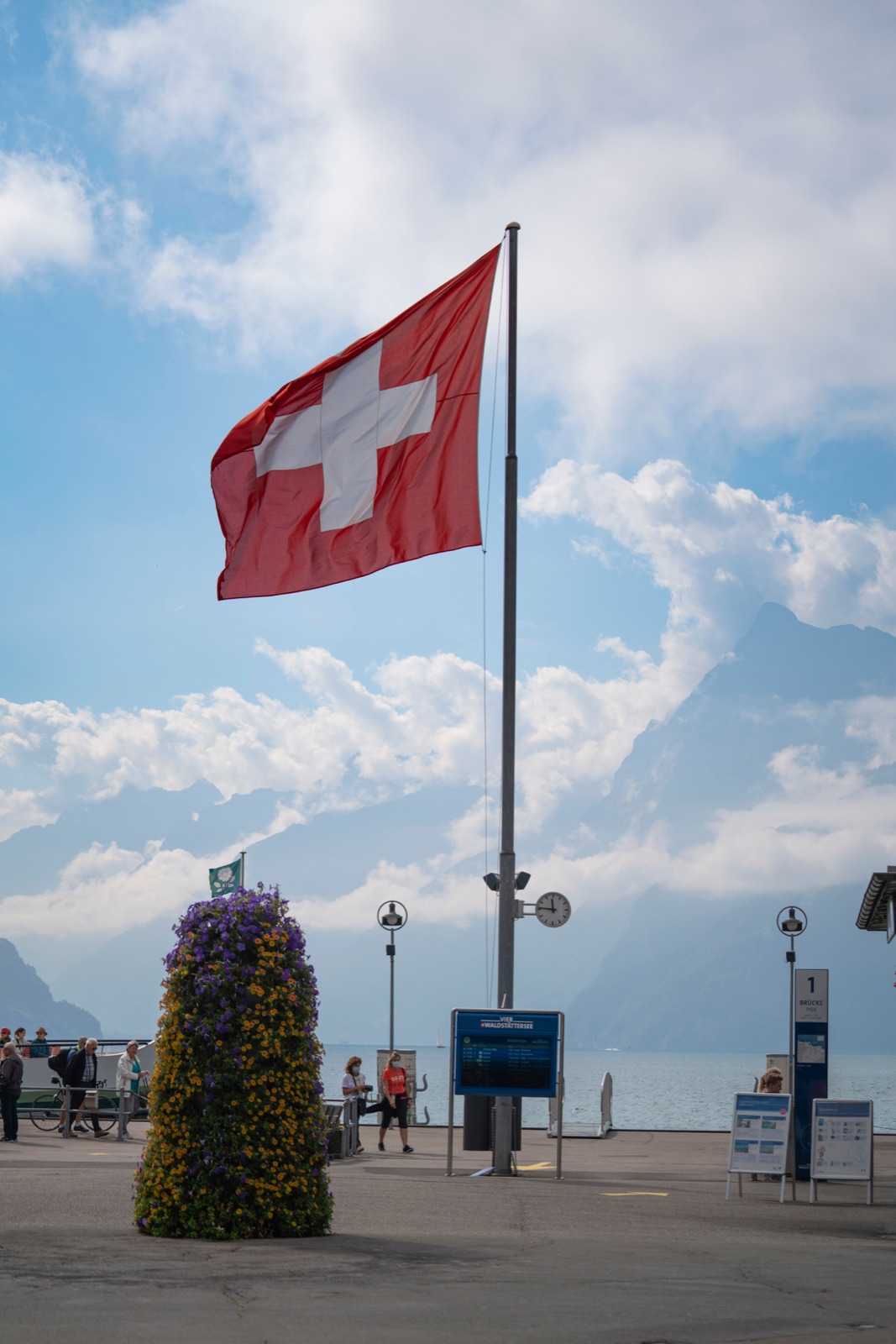 Drapeau suisse au bord du lac Léman