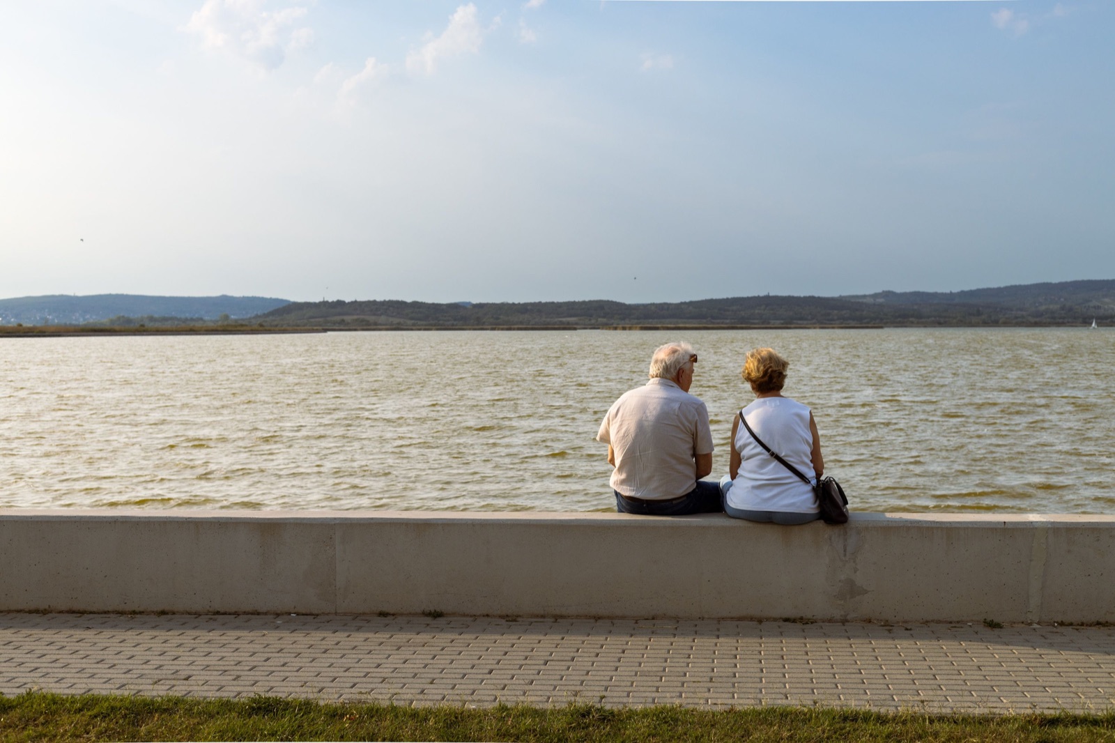 Couple profitant d’un moment de détente au bord d’un lac