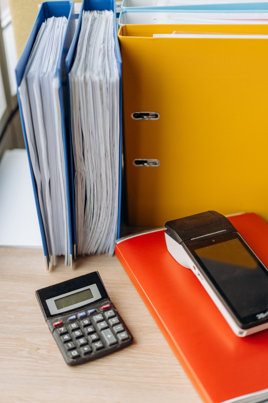 Calculatrice et documents pour préparer une étude fiscale
