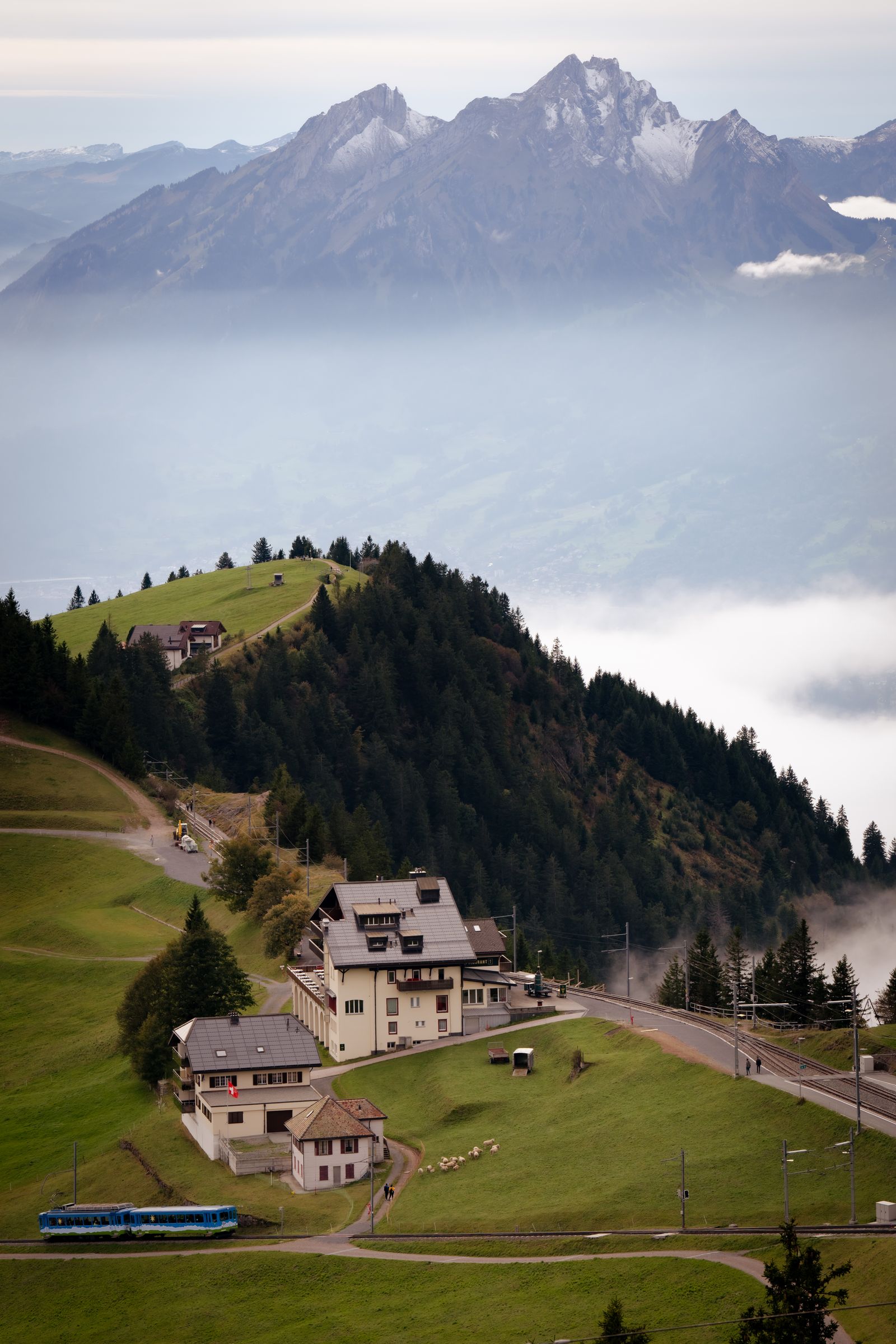 Train suisse traversant un paysage alpin
