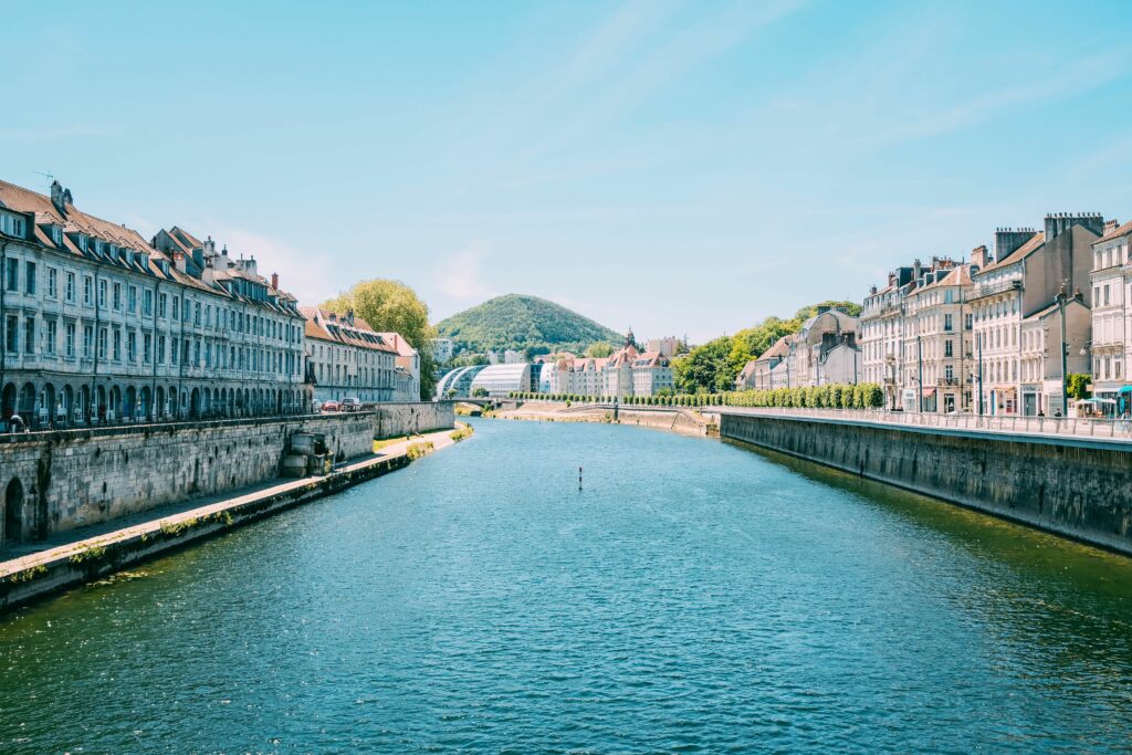 Le Doubs et les façades des quais de Besançon