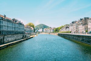 Le Doubs et les façades des quais de Besançon