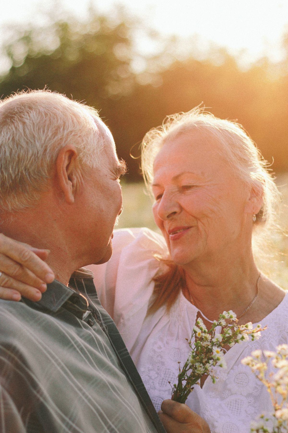 Couple de retraités profitant d’un moment ensemble au soleil