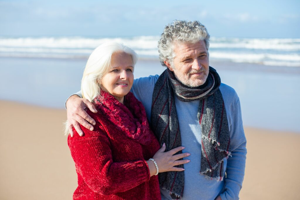 Un couple profite d’une promenade en bord de mer, illustration des projets de retraite