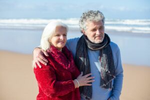 Un couple profite d’une promenade en bord de mer, illustration des projets de retraite