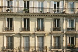 Immeuble résidentiel en pierre illustrant le démembrement de propriété et l’IFI