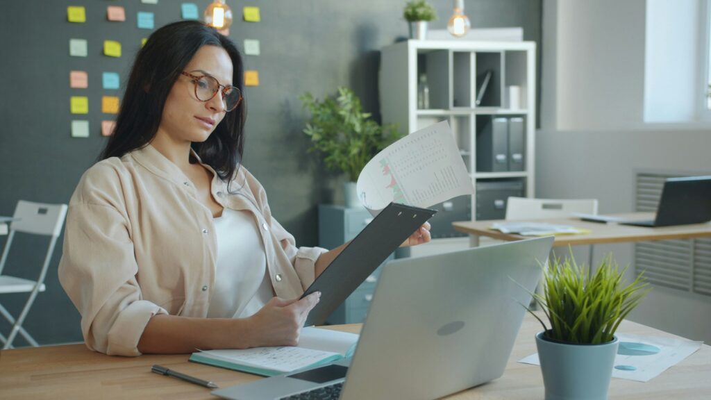 Professionnelle libérale analysant des documents dans son bureau