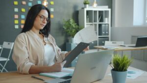 Professionnelle libérale analysant des documents dans son bureau