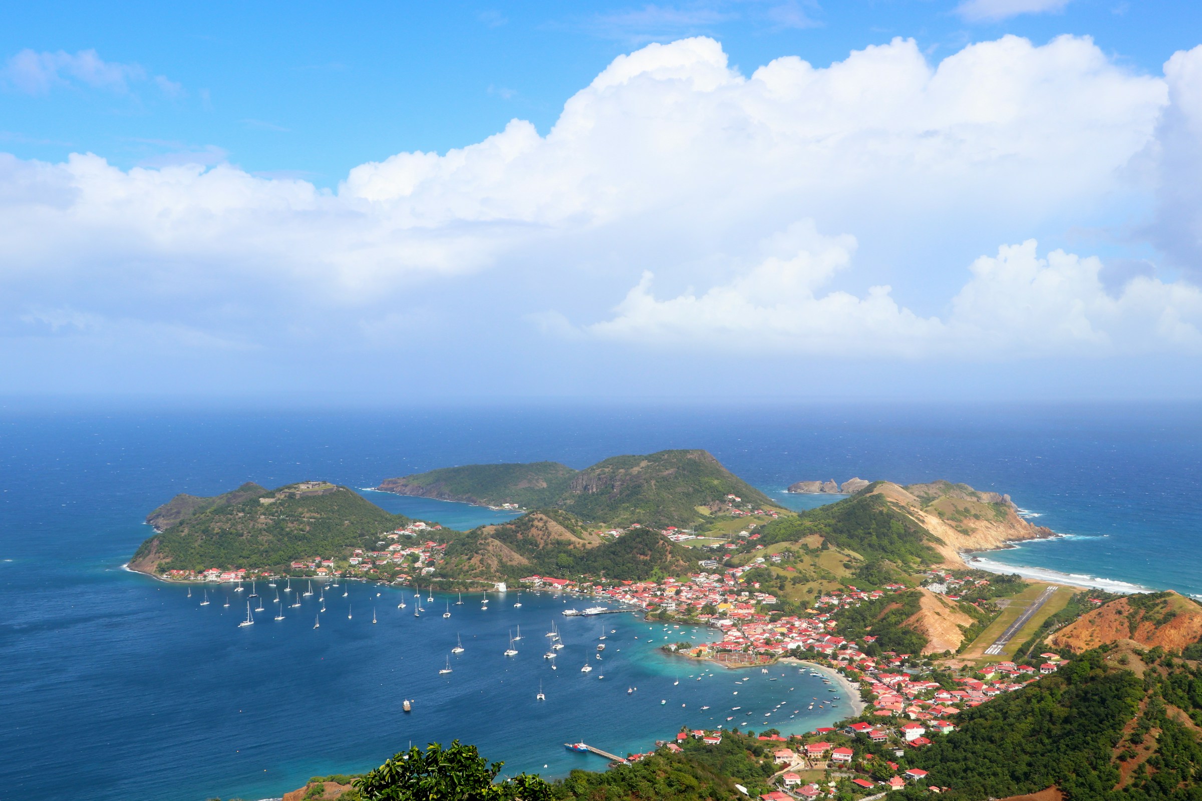 Vue de Terre-de-Haut aux Saintes, en Guadeloupe, avec sa baie et ses reliefs verdoyants